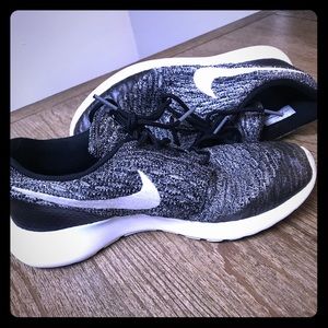 Nike Women's Roshe One Flynit Shoes